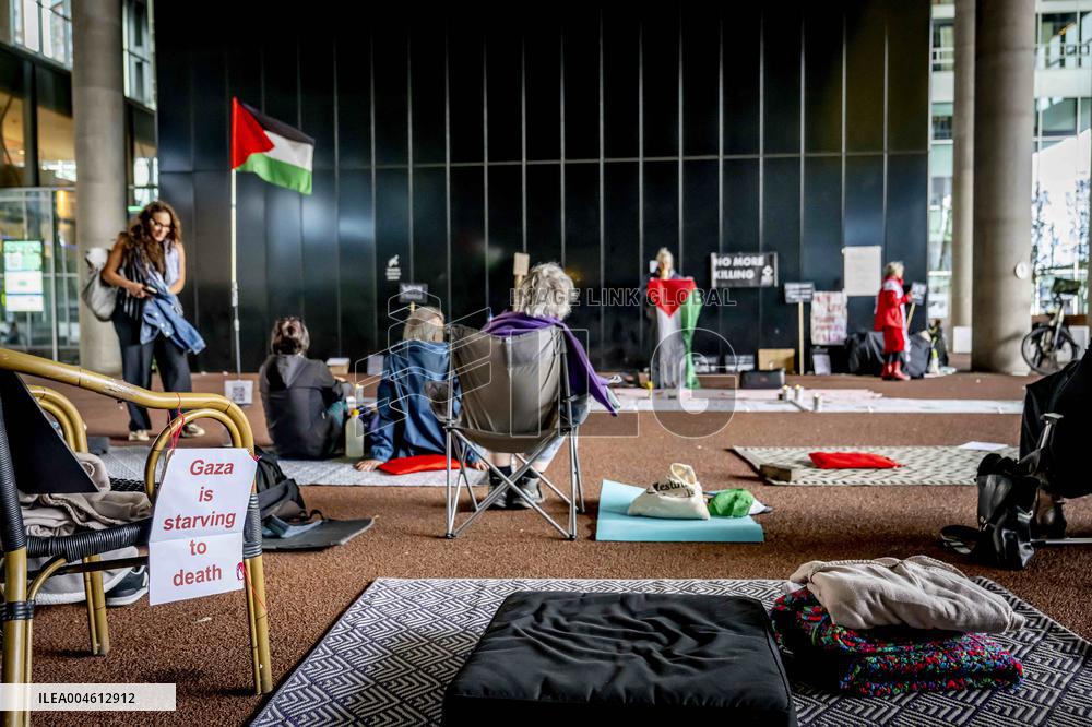A Vigil In Front Of Foreign Ministry Against Starving Gaza - The Hague