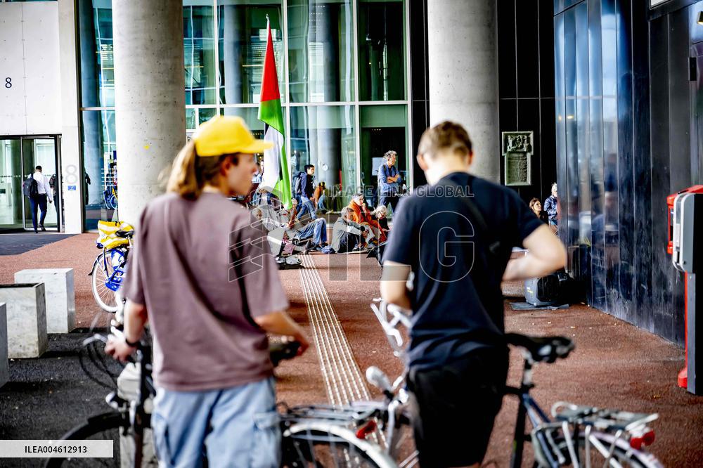 A Vigil In Front Of Foreign Ministry Against Starving Gaza - The Hague