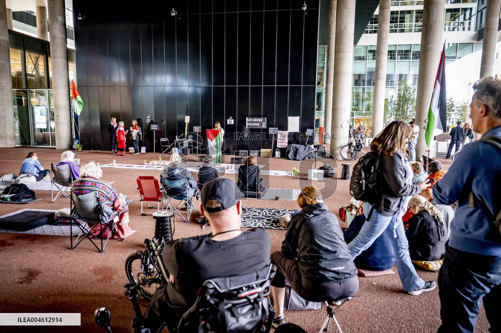 A Vigil In Front Of Foreign Ministry Against Starving Gaza - The Hague