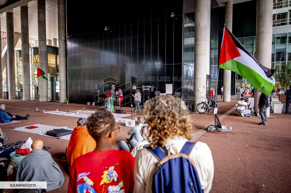 A Vigil In Front Of Foreign Ministry Against Starving Gaza - The Hague