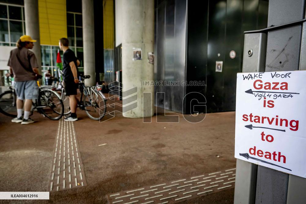 A Vigil In Front Of Foreign Ministry Against Starving Gaza - The Hague