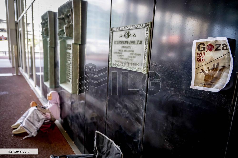 A Vigil In Front Of Foreign Ministry Against Starving Gaza - The Hague