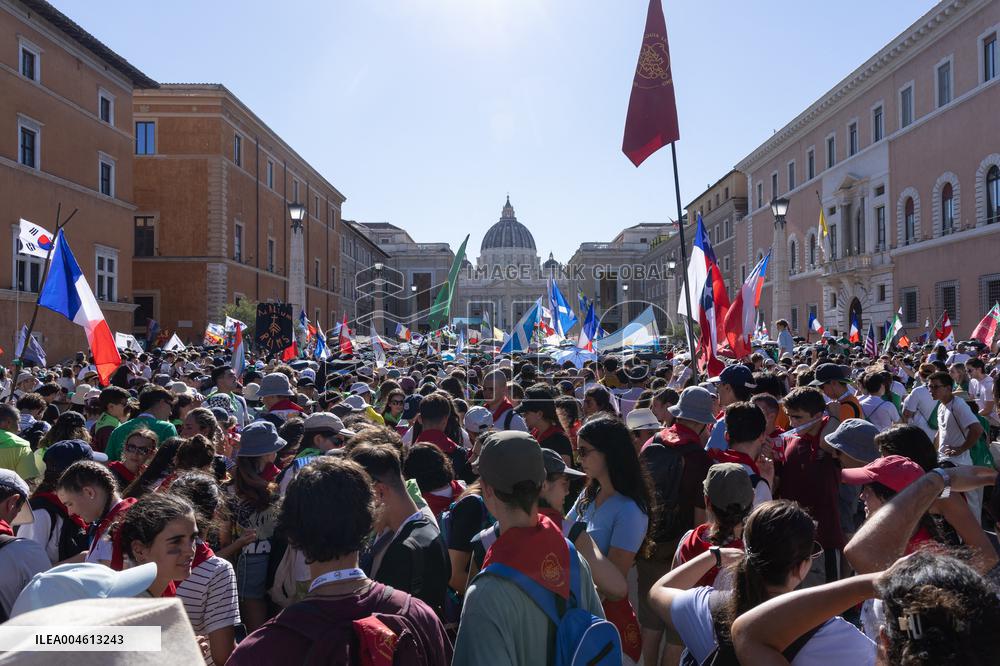 Rome, Young pilgrims await the Welcome Mass for the 2025 Youth Jubilee