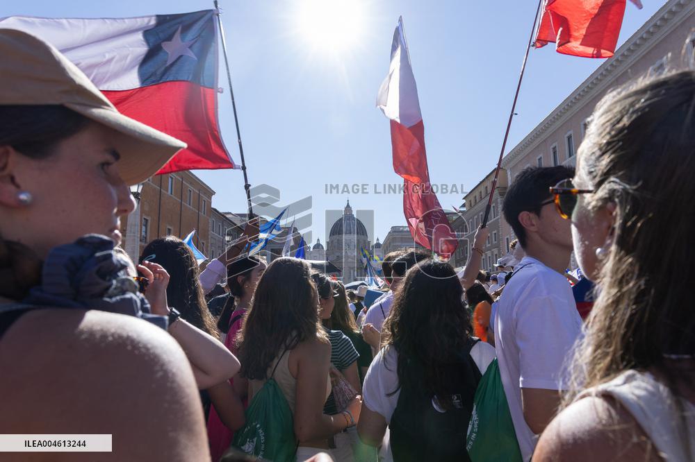 Rome, Young pilgrims await the Welcome Mass for the 2025 Youth Jubilee