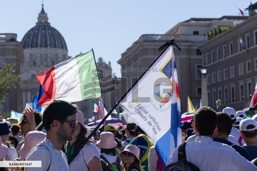 Rome, Young pilgrims await the Welcome Mass for the 2025 Youth Jubilee