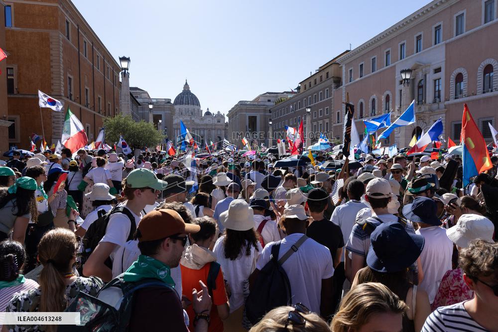 Rome, Young pilgrims await the Welcome Mass for the 2025 Youth Jubilee
