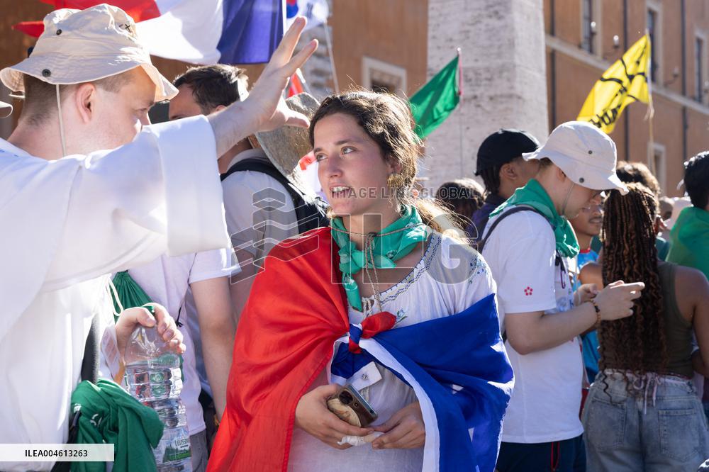 Rome, Young pilgrims await the Welcome Mass for the 2025 Youth Jubilee