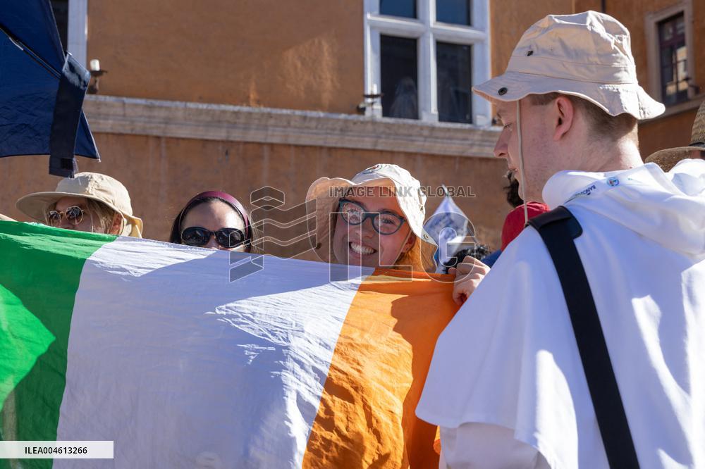 Rome, Young pilgrims await the Welcome Mass for the 2025 Youth Jubilee
