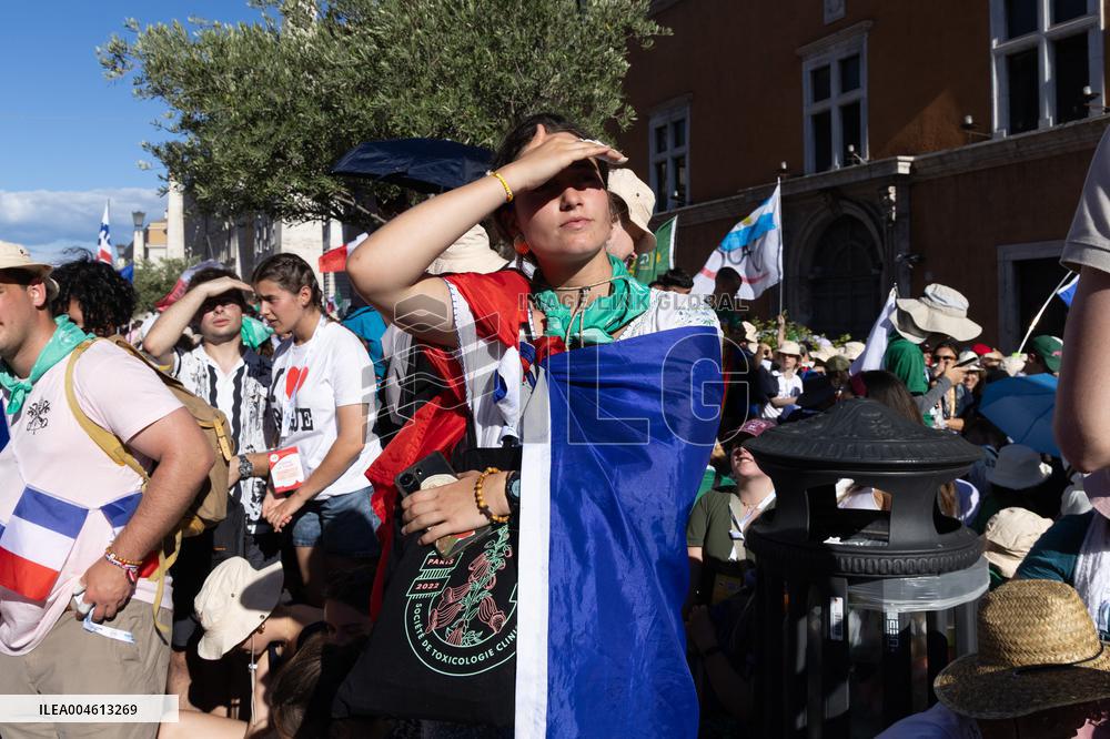 Rome, Young pilgrims await the Welcome Mass for the 2025 Youth Jubilee