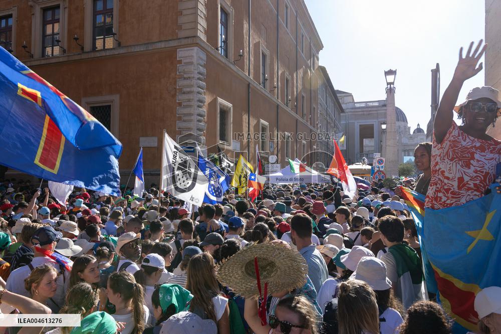 Rome, Young pilgrims await the Welcome Mass for the 2025 Youth Jubilee