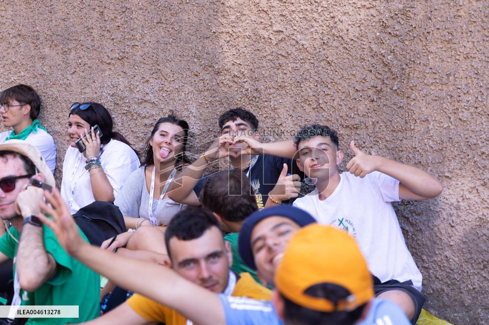 Rome, Young pilgrims await the Welcome Mass for the 2025 Youth Jubilee