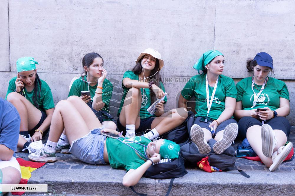 Rome, Young pilgrims await the Welcome Mass for the 2025 Youth Jubilee