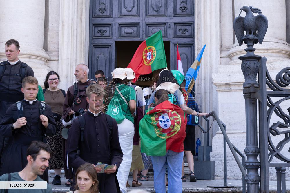 Young Pilgrims Gather at Piazza Navona for 2025 Youth Jubilee - Rome