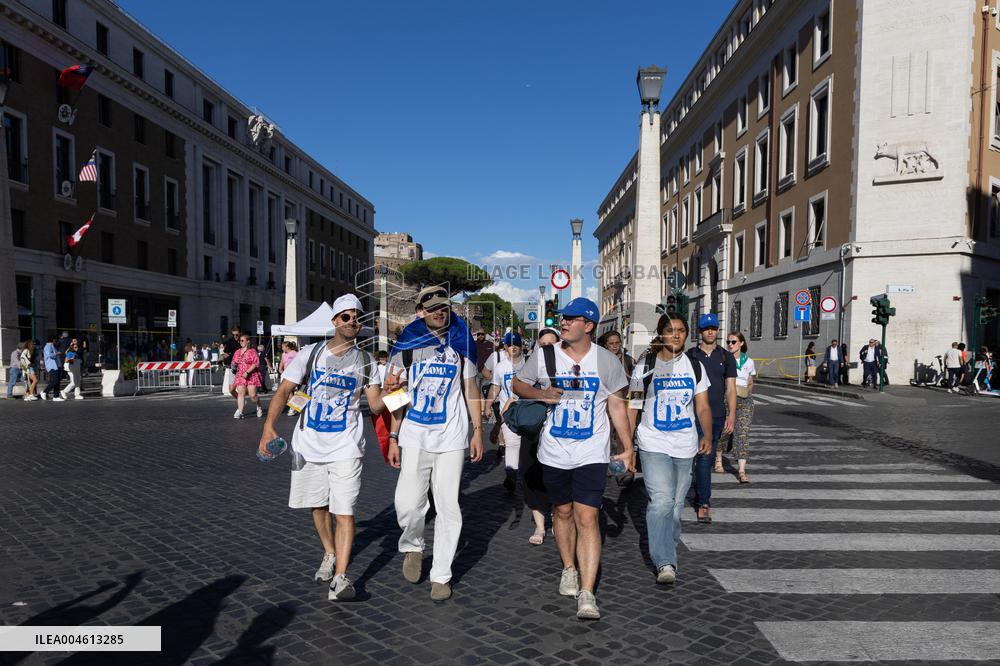 Rome, Young pilgrims await the Welcome Mass for the 2025 Youth Jubilee