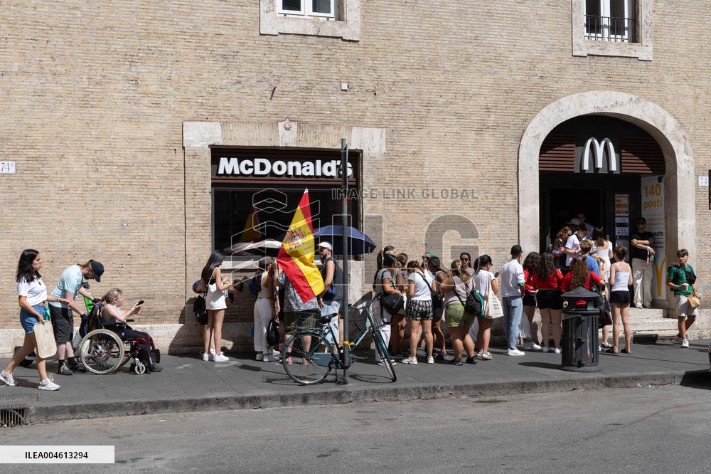 Young Pilgrims Gather at Piazza Navona for 2025 Youth Jubilee - Rome