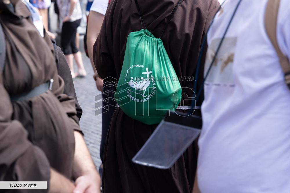 Young Pilgrims Gather at Piazza Navona for 2025 Youth Jubilee - Rome