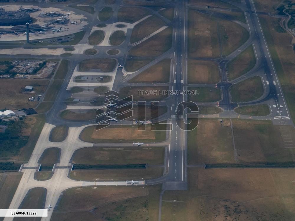 Air Traffic at Roissy Charles de Gaulle Airport - Paris