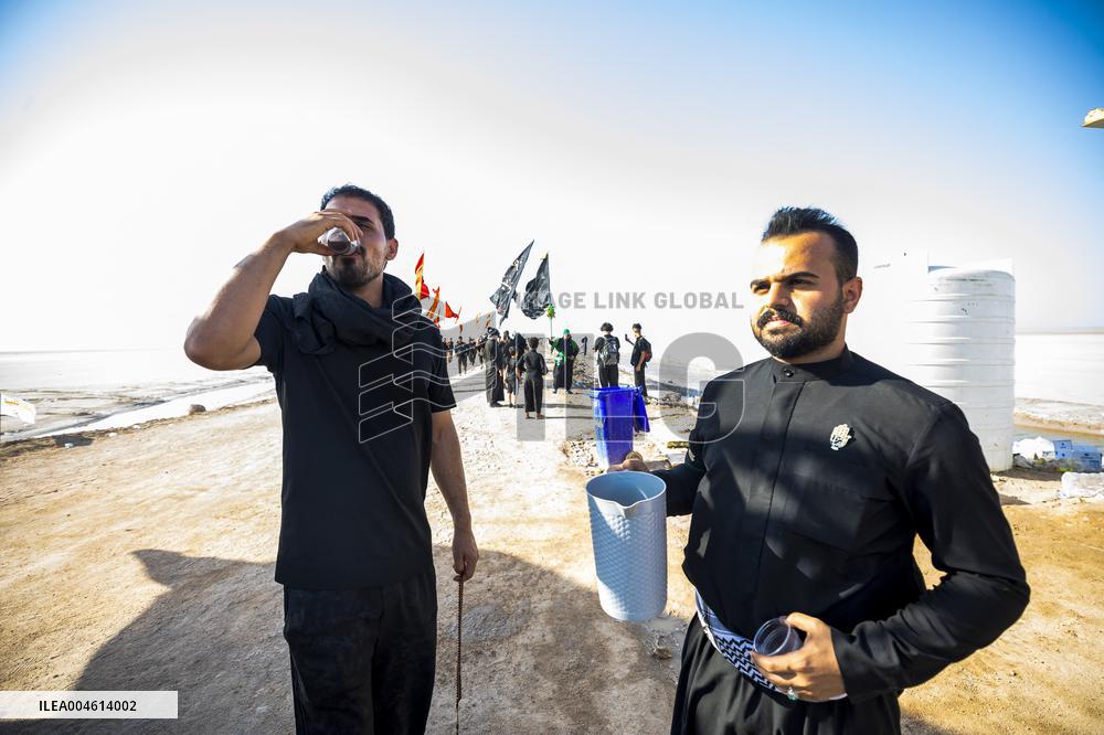 Pilgrims Begin Forty Day Trek to Karbala - Iraq