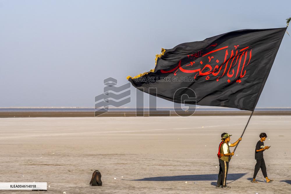 Pilgrims Begin Forty Day Trek to Karbala - Iraq
