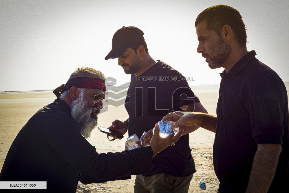 Pilgrims Begin Forty Day Trek to Karbala - Iraq