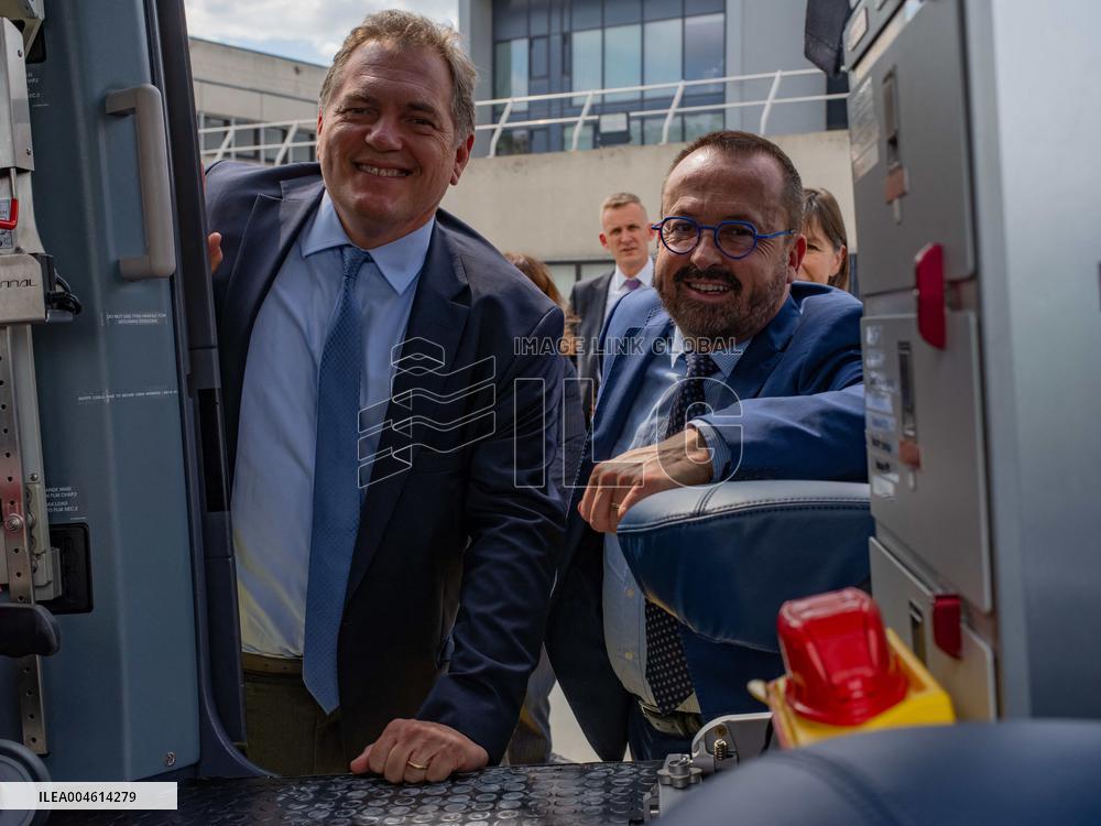 Health and Transport Ministers Visit the SAMU 94 Heliport - Creteil