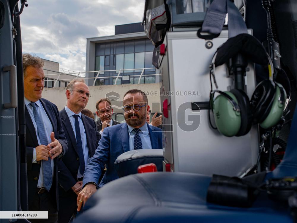 Health and Transport Ministers Visit the SAMU 94 Heliport - Creteil