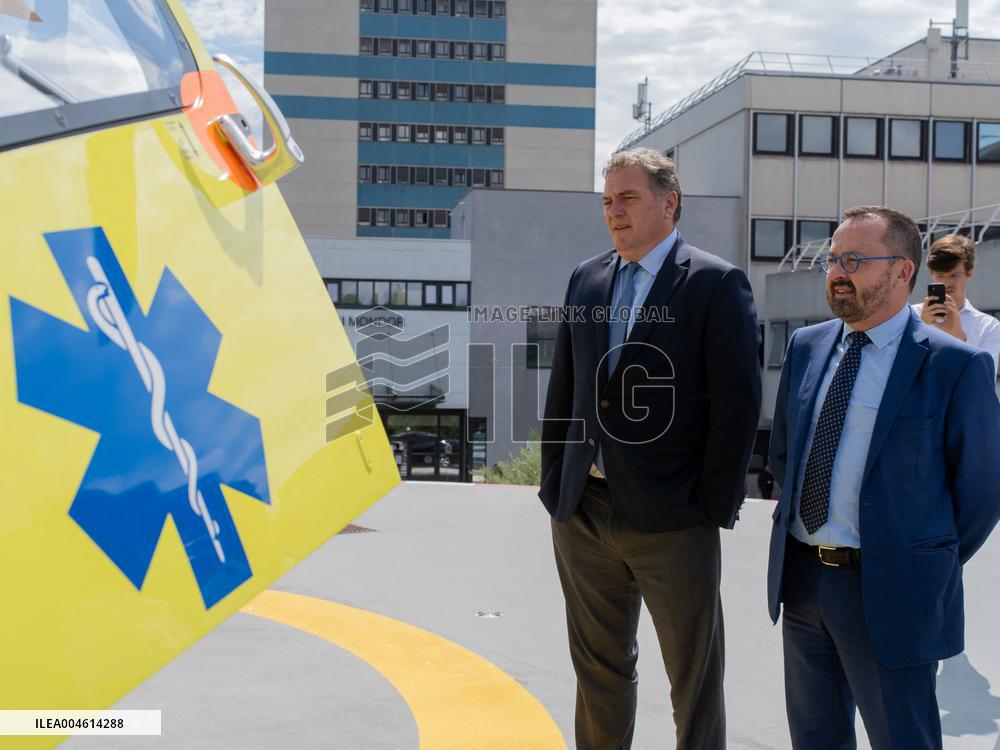 Health and Transport Ministers Visit the SAMU 94 Heliport - Creteil