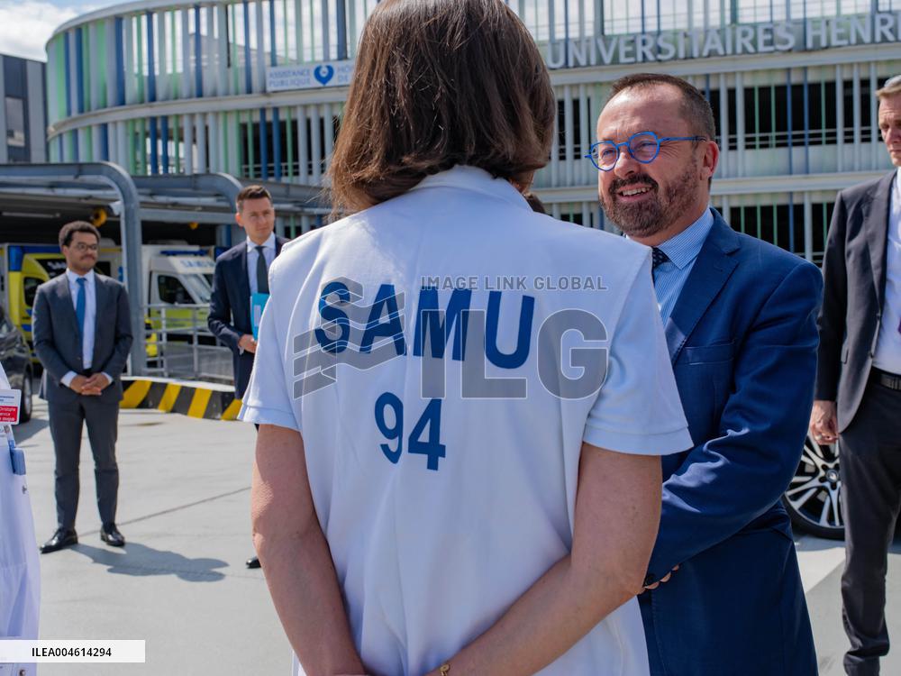 Health and Transport Ministers Visit the SAMU 94 Heliport - Creteil