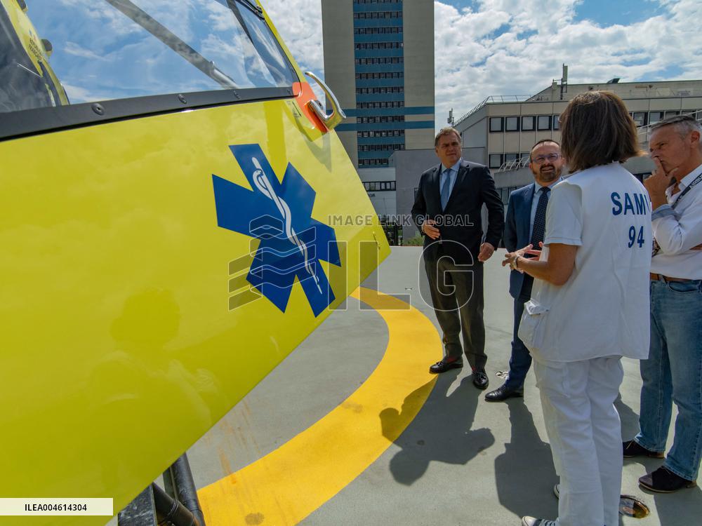 Health and Transport Ministers Visit the SAMU 94 Heliport - Creteil