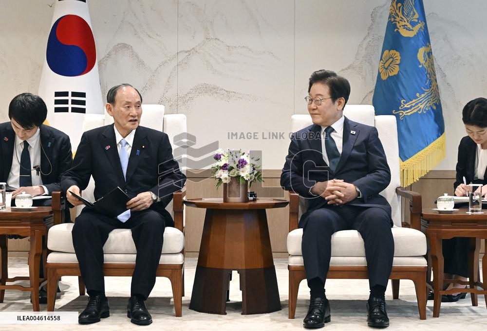 Ex-Japan PM meets S. Korea president