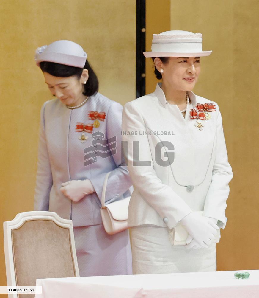 Japan empress at medal ceremony