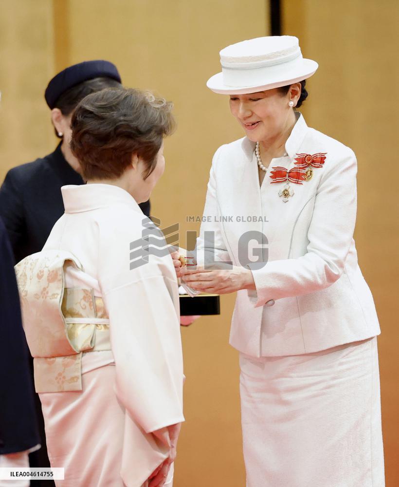 Japan empress at medal ceremony