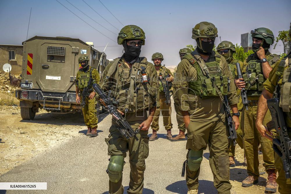 Tension Rises As Soldiers Disrupt Funeral - Palestine