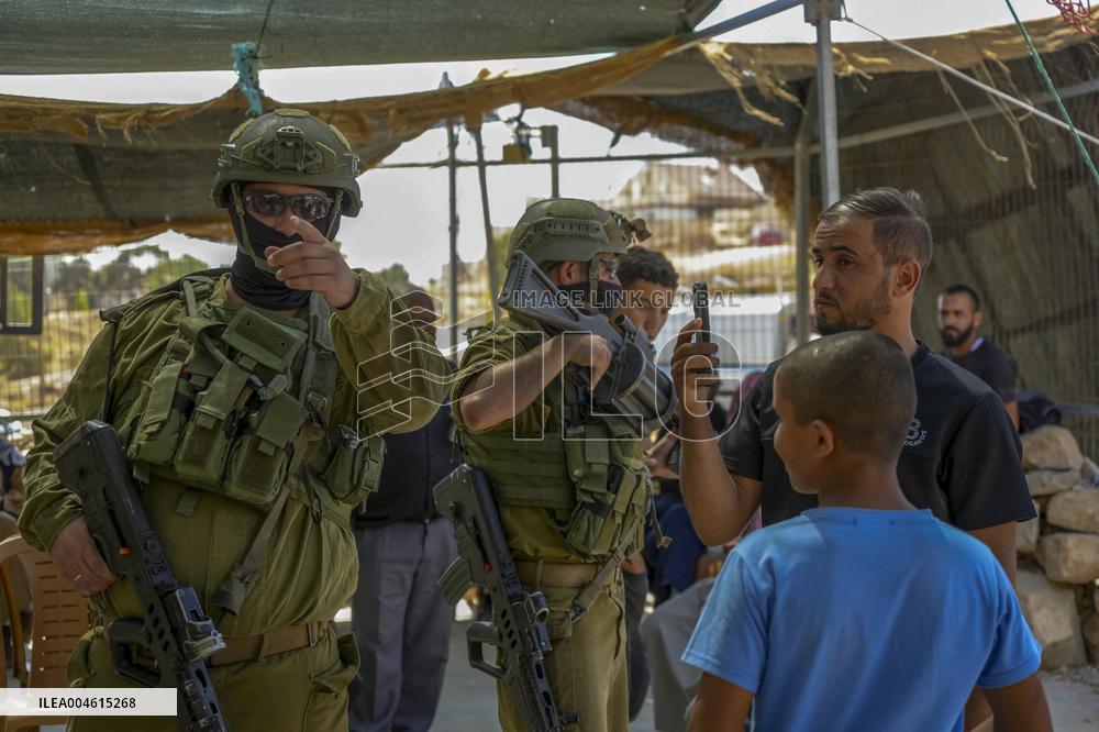 Tension Rises As Soldiers Disrupt Funeral - Palestine