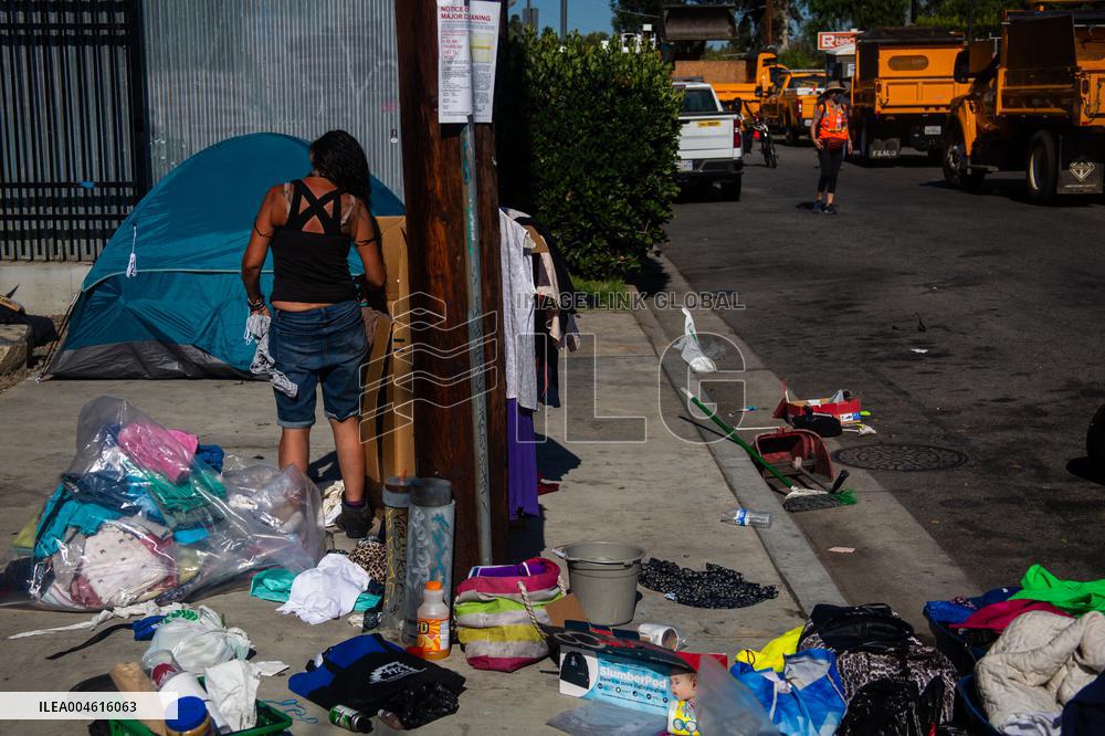 LA Mayor Oversees Homeless Camp Sweep - Los Angeles