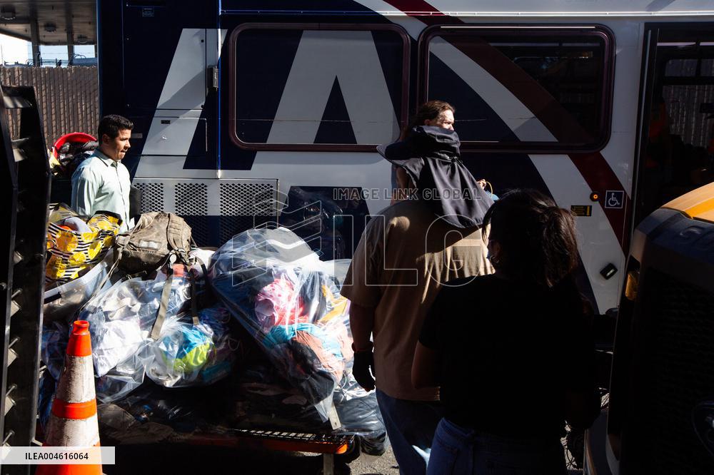 LA Mayor Oversees Homeless Camp Sweep - Los Angeles