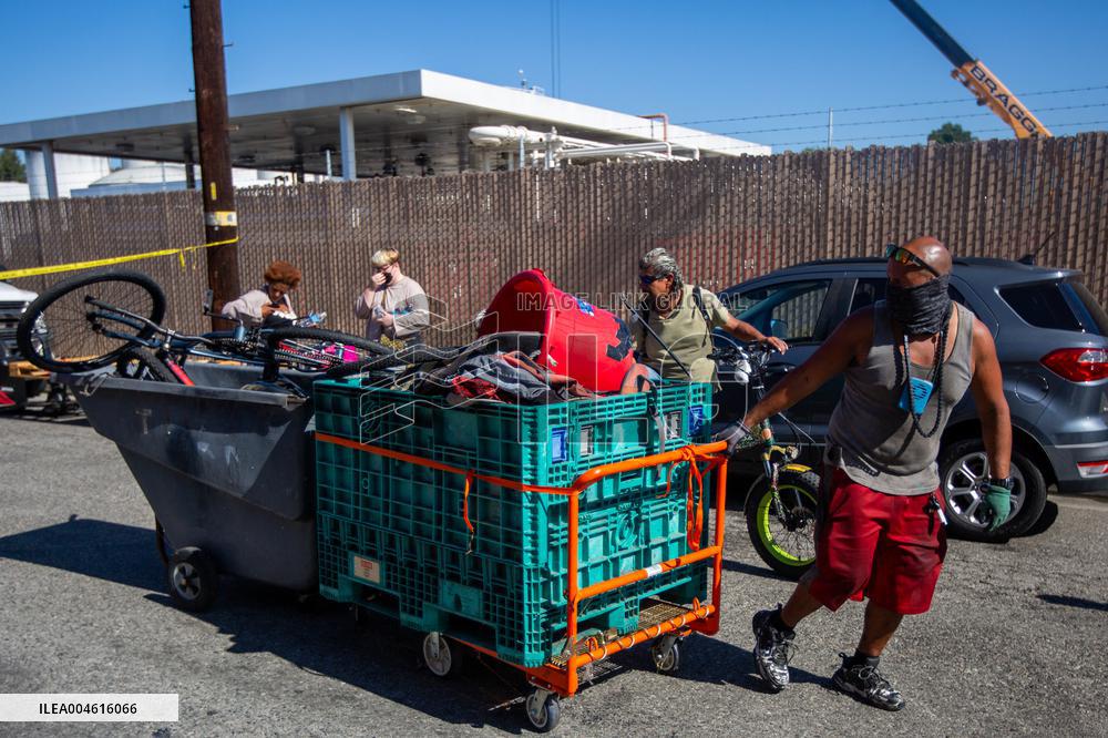 LA Mayor Oversees Homeless Camp Sweep - Los Angeles