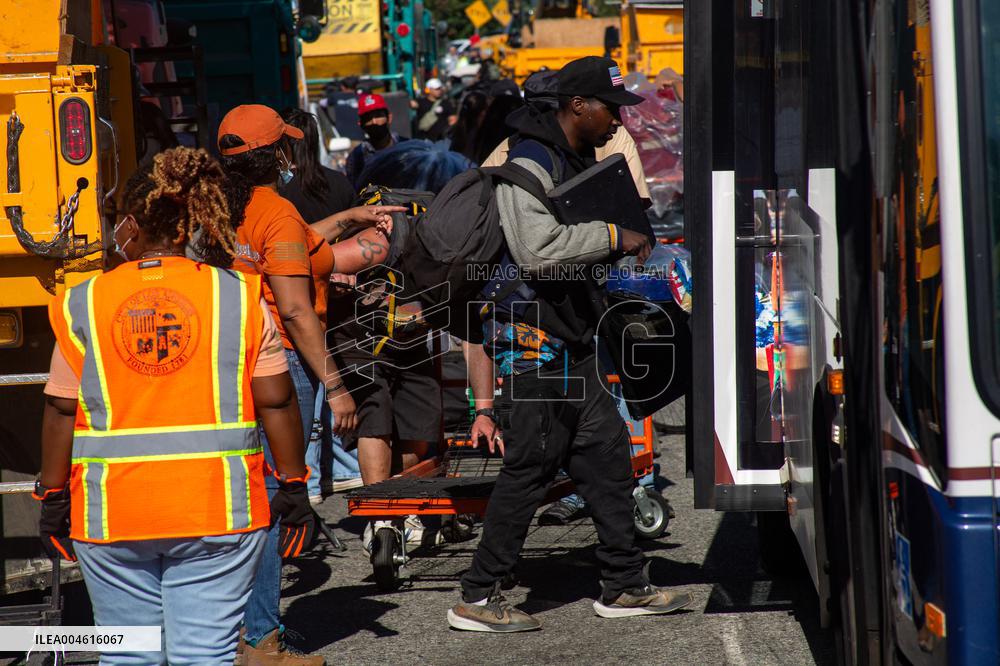 LA Mayor Oversees Homeless Camp Sweep - Los Angeles