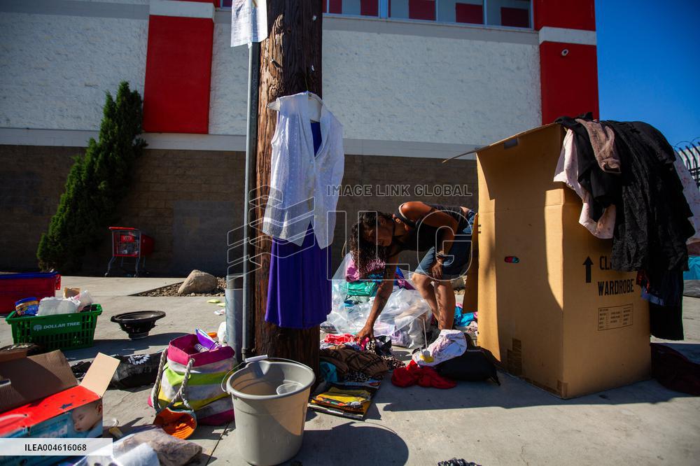 LA Mayor Oversees Homeless Camp Sweep - Los Angeles