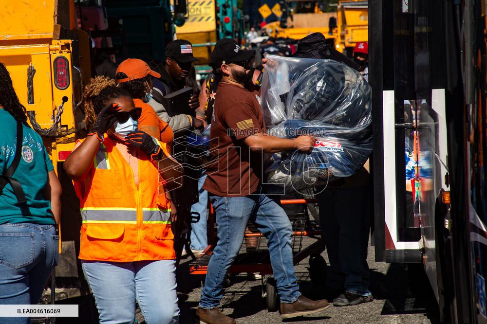 LA Mayor Oversees Homeless Camp Sweep - Los Angeles