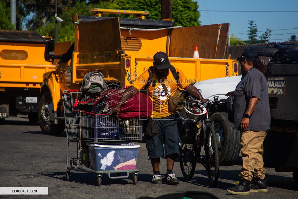 LA Mayor Oversees Homeless Camp Sweep - Los Angeles