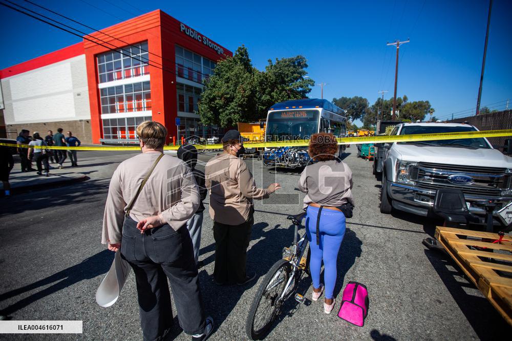 LA Mayor Oversees Homeless Camp Sweep - Los Angeles