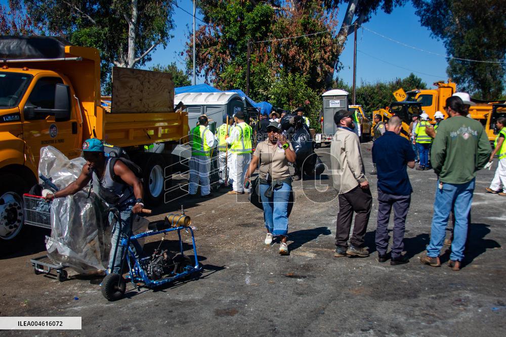 LA Mayor Oversees Homeless Camp Sweep - Los Angeles