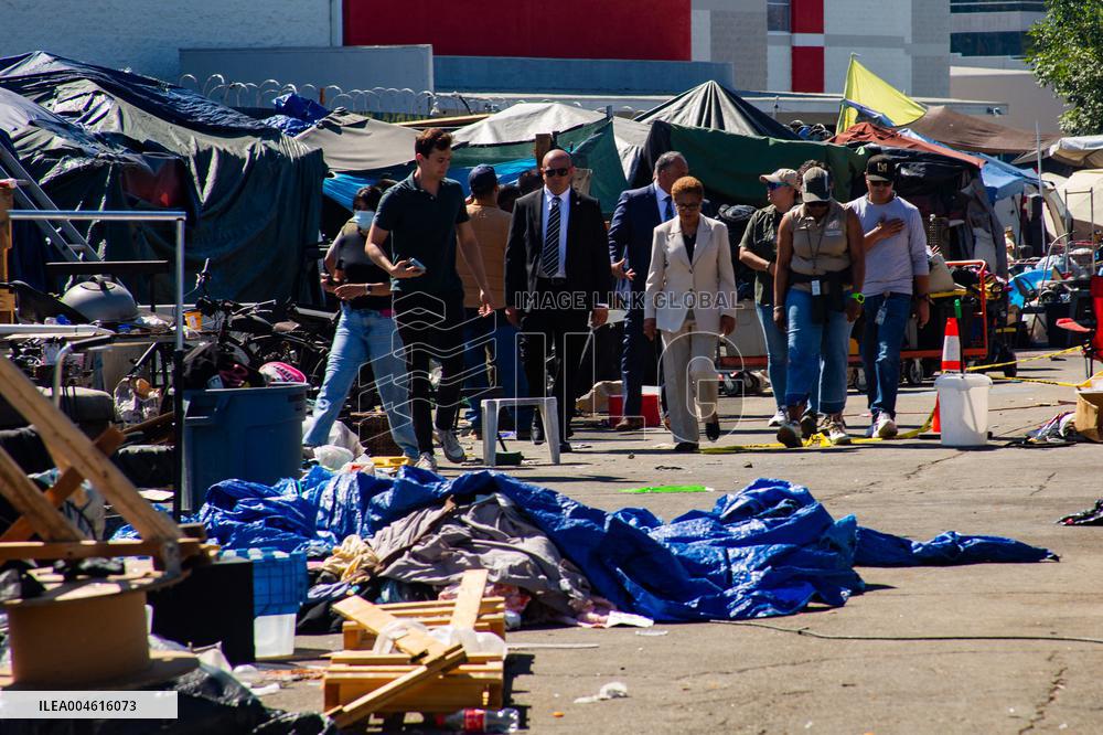 LA Mayor Oversees Homeless Camp Sweep - Los Angeles