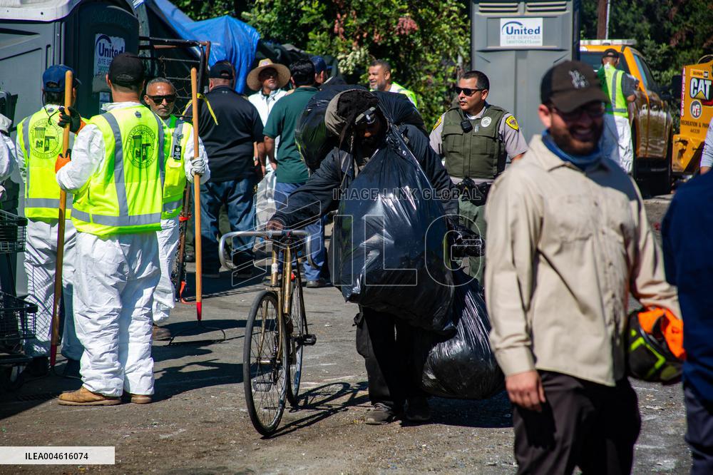 LA Mayor Oversees Homeless Camp Sweep - Los Angeles