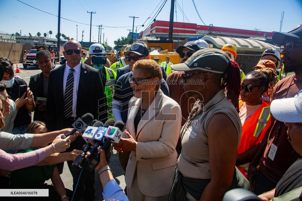 LA Mayor Oversees Homeless Camp Sweep - Los Angeles