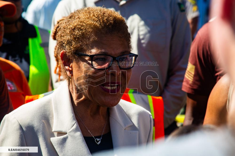 LA Mayor Oversees Homeless Camp Sweep - Los Angeles