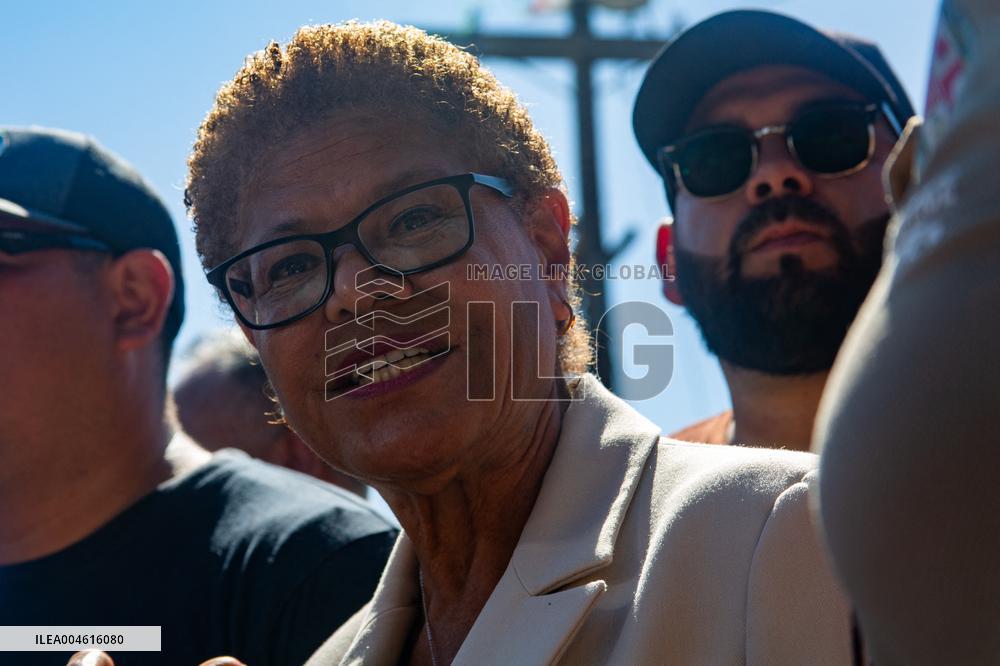 LA Mayor Oversees Homeless Camp Sweep - Los Angeles