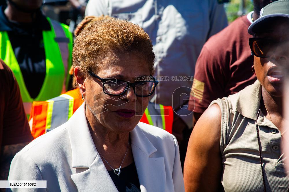 LA Mayor Oversees Homeless Camp Sweep - Los Angeles