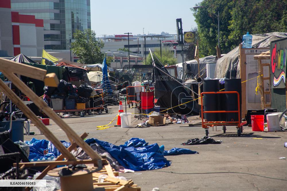 LA Mayor Oversees Homeless Camp Sweep - Los Angeles